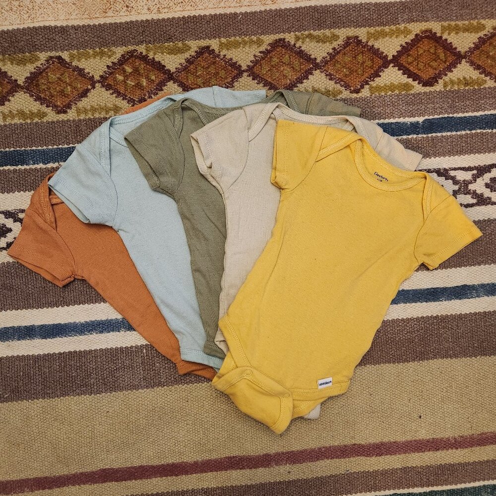 5 Gerber short sleeve onesies